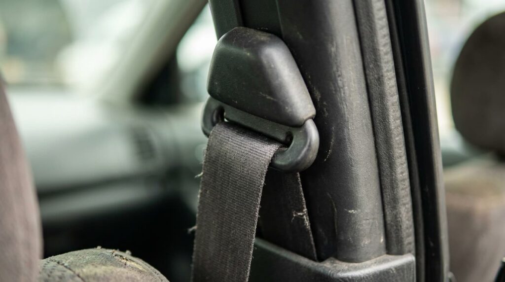 車内のシートベルト付け根部分に寄ったクローズアップ写真