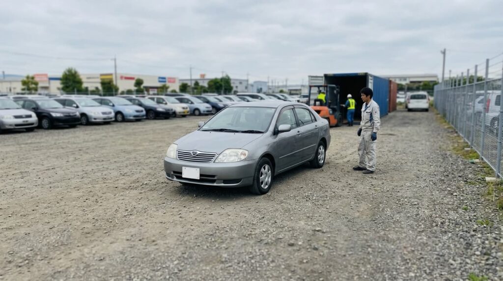 保管ヤードの隅に停まったままの中古車