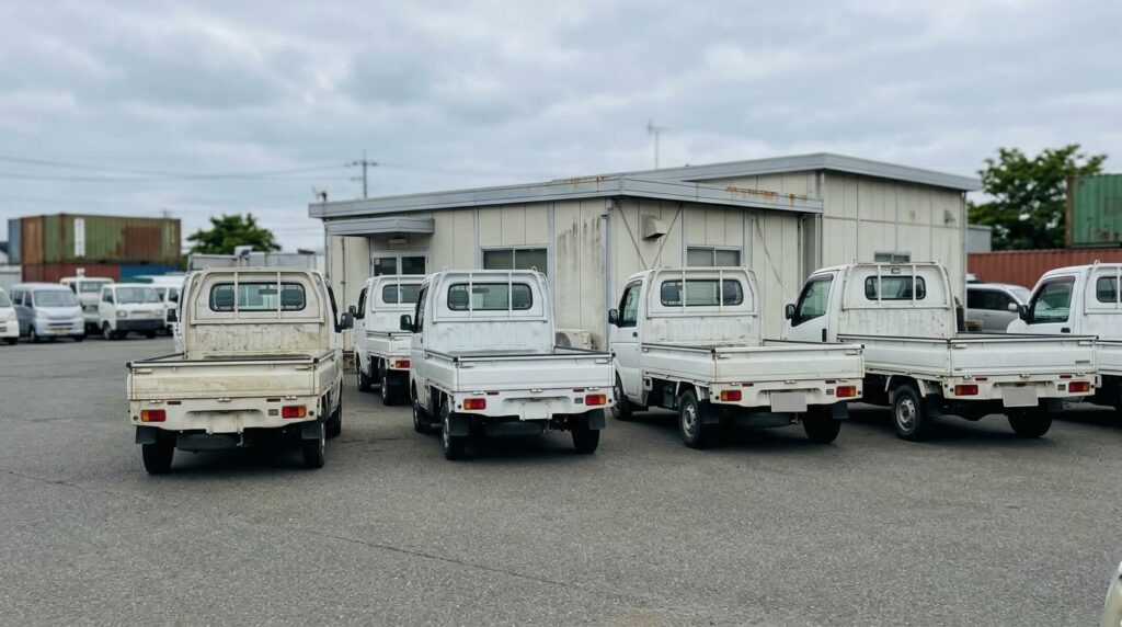 展示スペースに並ぶ軽トラックと小型トラック