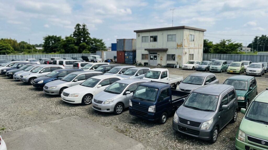 ヤードに並んで出港を待つ中古車の列